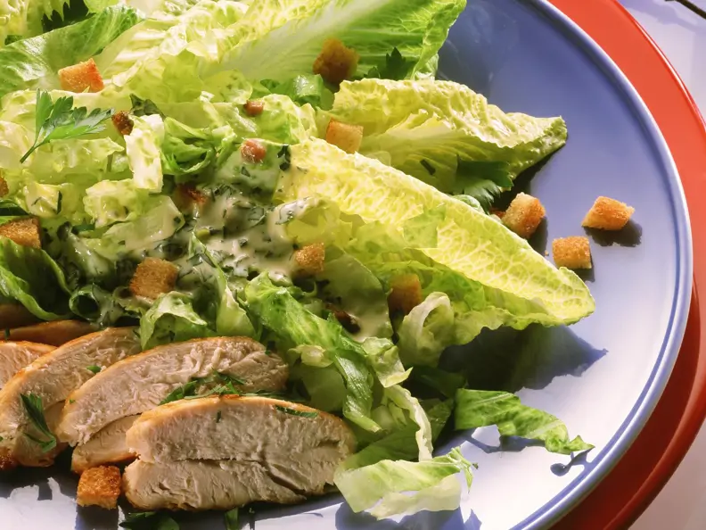 Römersalat mit Hähnchenbrust und Croutons