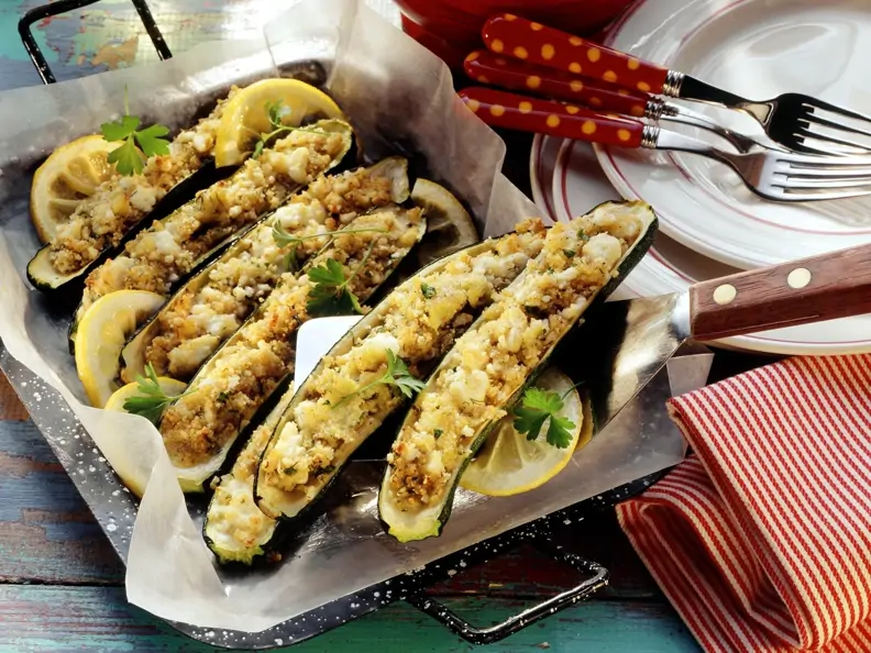 Zucchini mit Bulgur-Feta-Füllung