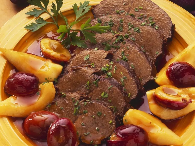 Rinderbraten mit Birnen-Zwetschgen-Soße