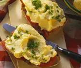 Brot mit Tomaten und Kartoffelaufstrich (Erdäpfelkäs)