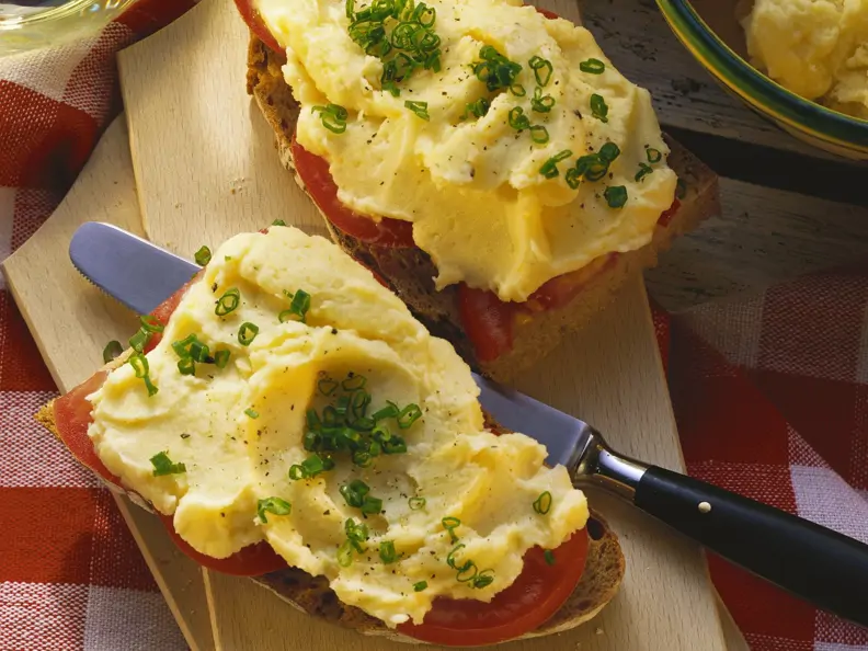 Brot mit Tomaten und Kartoffelaufstrich (Erdäpfelkäs)