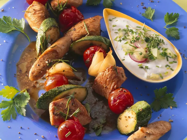 Fleisch-Gemüse-Spieße mit Joghurtsoße