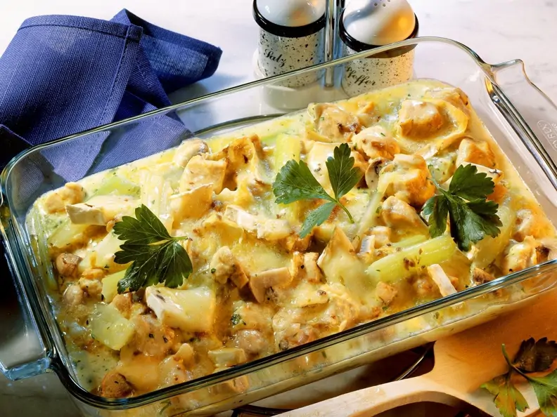 Hähnchengratin mit Stangensellerie, Champignons und Brie