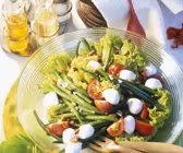 Salat mit grünen Bohnen, Mozzarella, Tomaten, Pinienkernen und Rosinen