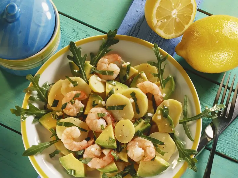 Kartoffel-Garnelen-Salat mit Rucola und Avocado