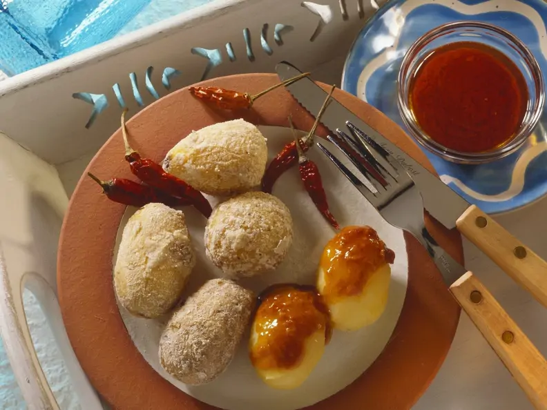 Pellkartoffeln in Salzkruste dazu Mojodip