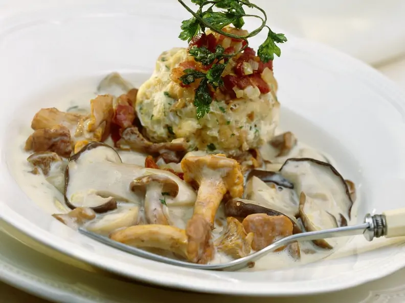 Semmelknödel mit Pilzrahm