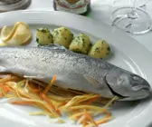 Forelle blau mit Gemüsejulienne und Kartoffeln