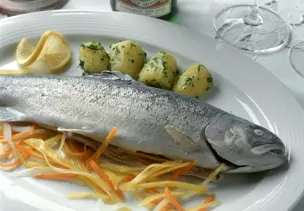 Forelle blau mit Gemüsejulienne und Kartoffeln