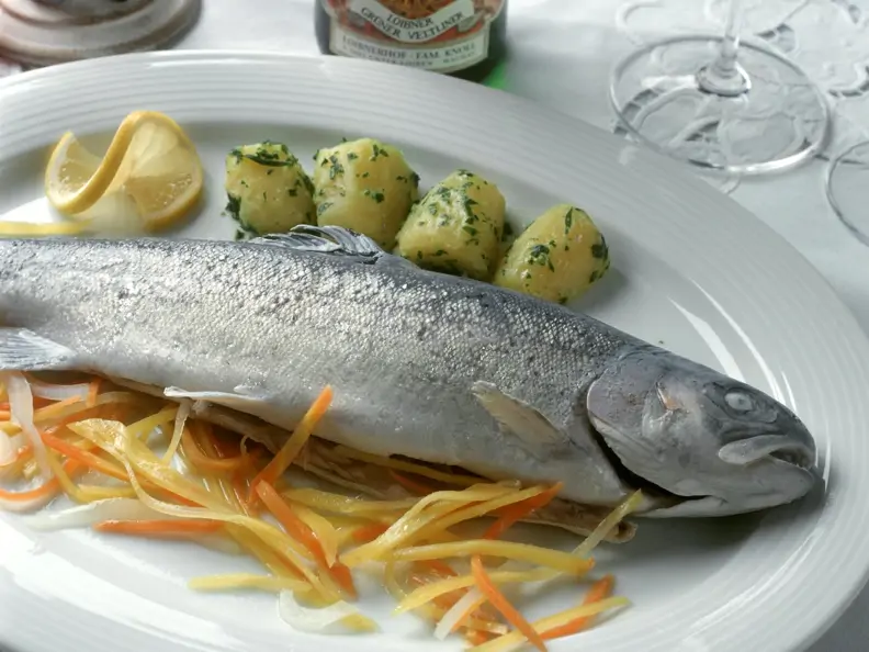 Forelle blau mit Gemüsejulienne und Kartoffeln