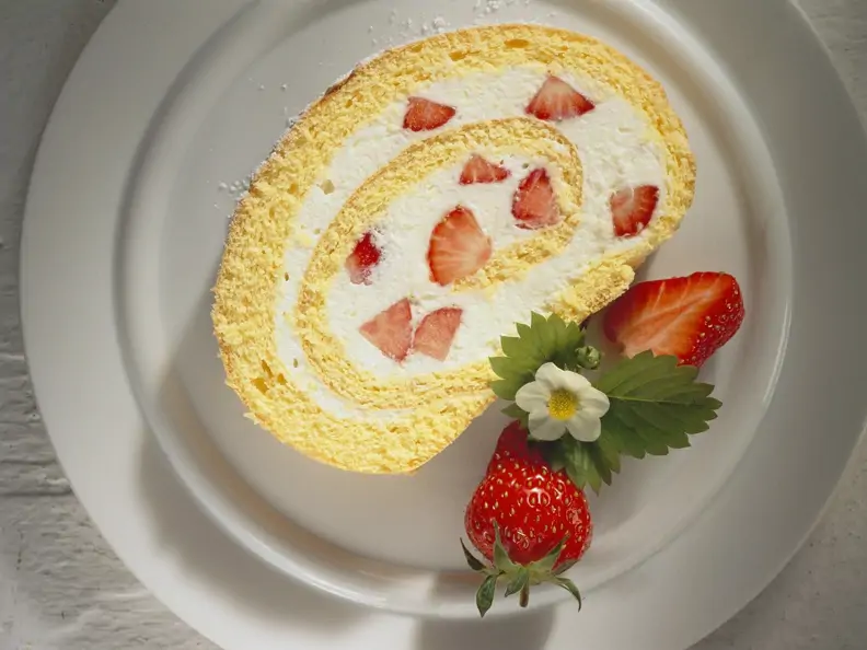 Roulade mit Erdbeerfüllung