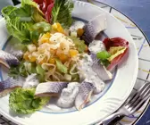 Hering mit Sauerkrautsalat und Gemüse