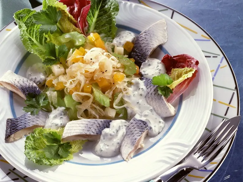 Hering mit Sauerkrautsalat und Gemüse