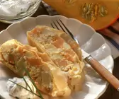 Herzhafter Kürbisstrudel mit Feta dazu Schnittlauchdip