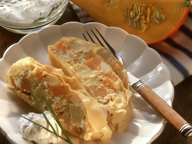 Herzhafter Kürbisstrudel mit Feta dazu Schnittlauchdip