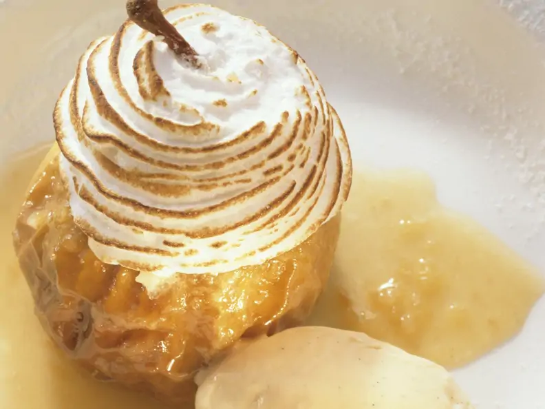 Bratapfel mit Baiser und Vanillecreme