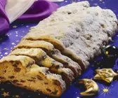 Stollen mit Mandeln und Rosinen