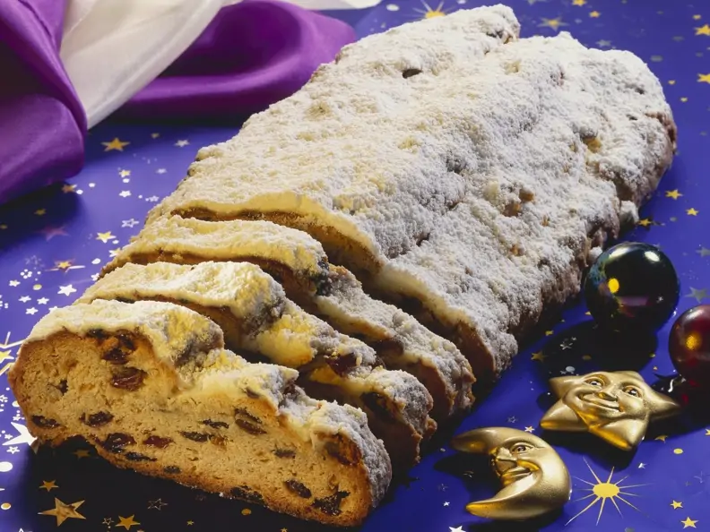 Stollen mit Mandeln und Rosinen