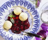 Grießbällchen mit Kirschsoße
