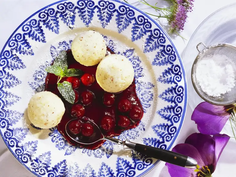 Grießbällchen mit Kirschsoße