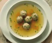 Brühe mit Dinkelbällchen