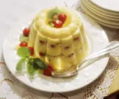 Vanillepudding mit Früchten