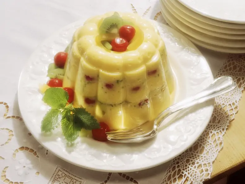Vanillepudding mit Früchten