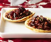Pitaschalen mit Tapenade aus Mandeln und Cranberries