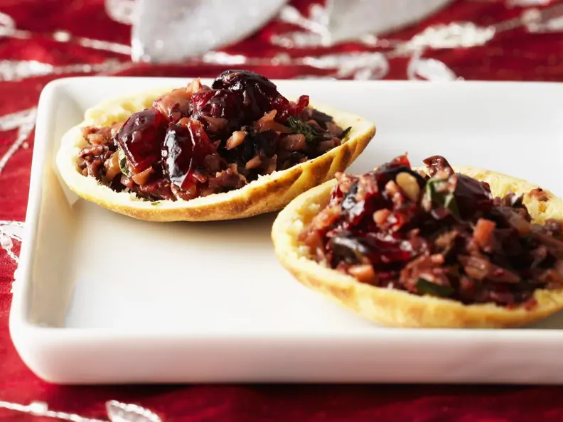 Pitaschalen mit Tapenade aus Mandeln und Cranberries