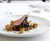 Lammkotelett mit gewürfelten Kartoffeln und Gemüse