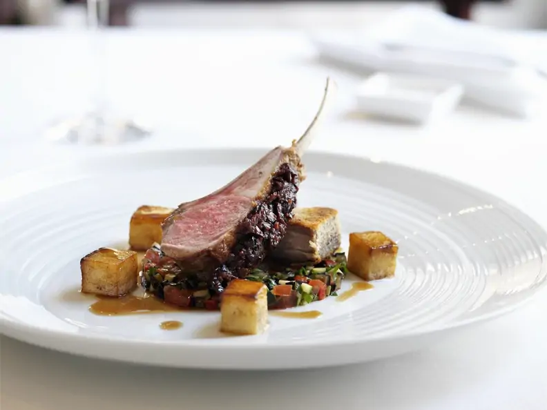 Lammkotelett mit gewürfelten Kartoffeln und Gemüse