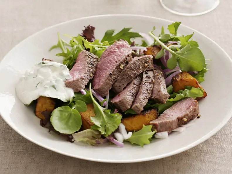 Lammfilet mit Joghurt-Minz-Soße und Salat