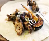 Tortilla mit Geflügelchili und gebratenem Kürbis