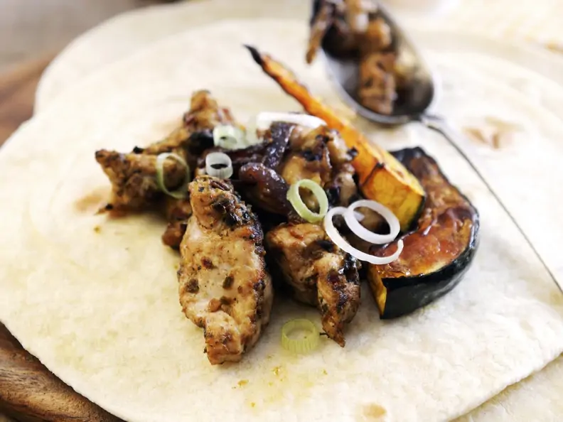 Tortilla mit Geflügelchili und gebratenem Kürbis