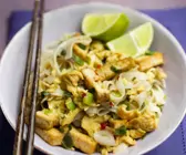 Reisnudeln mit gebratenem Tofu