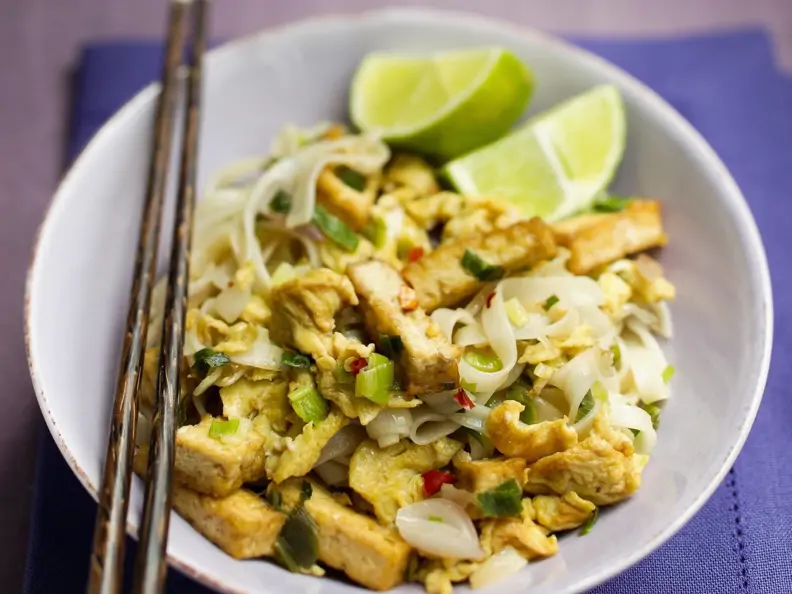 Reisnudeln mit gebratenem Tofu