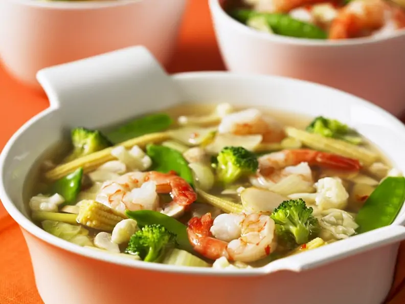 Gemüse-Garnelen-Suppe auf Thai-Art