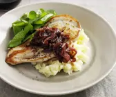 Hähnchenfilet mit karamellisierten Zwiebeln und Püree