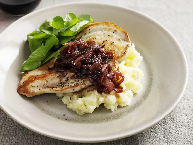 Hähnchenfilet mit karamellisierten Zwiebeln und Püree