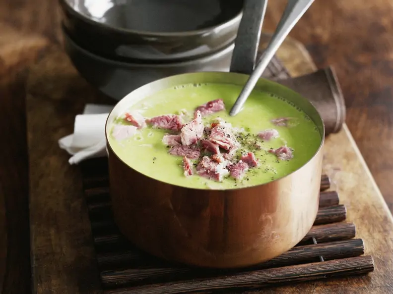 Erbsencremesuppe mit Schinken