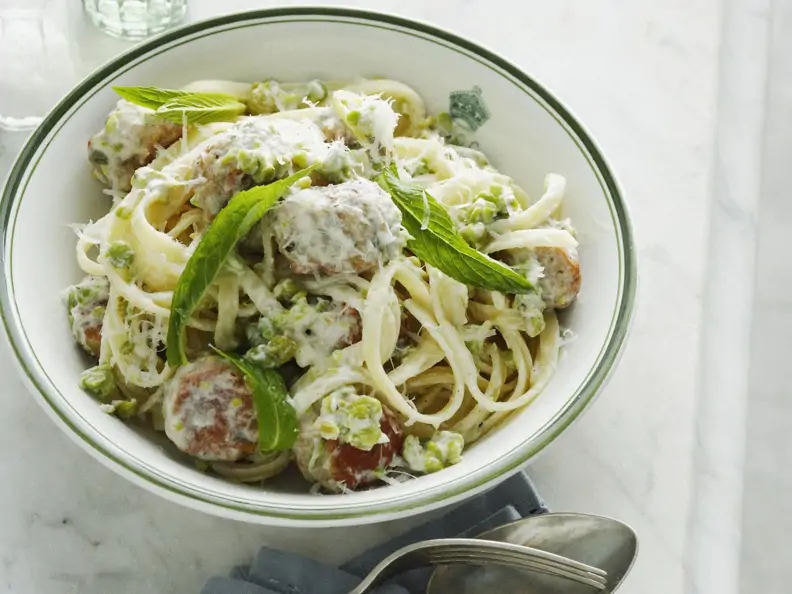 Pasta mit Erbsen-Wurst-Soße