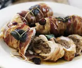 Putenroulade mit Füllung und Speckhülle