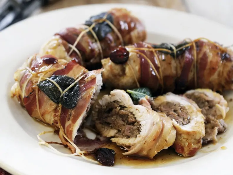 Putenroulade mit Füllung und Speckhülle
