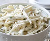 Selleriesalat mit Apfel und Petersilie