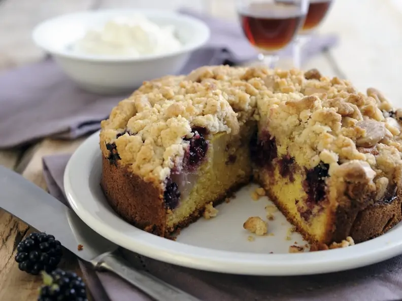 Apfel-Brombeer-Kuchen mit Streuseln