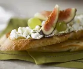Röstbrot mit Schafskäse, Feigen und Trauben