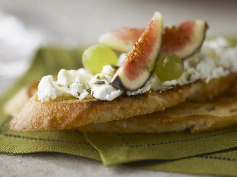 Röstbrot mit Schafskäse, Feigen und Trauben
