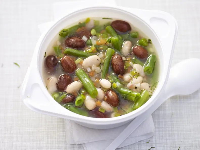 Suppe mit verschiedenen Bohnen