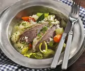 Tellerfleisch mit Meerrettich, Gemüse und Kartoffelpüree