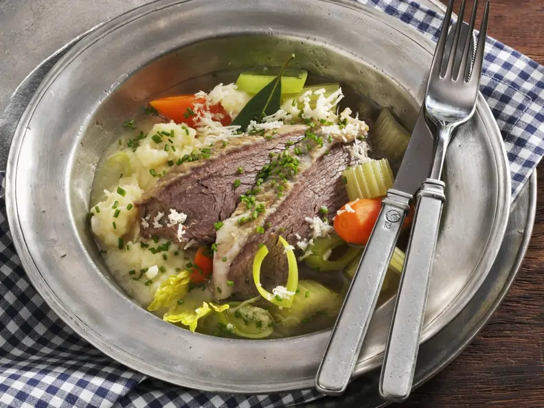 Tellerfleisch mit Meerrettich, Gemüse und Kartoffelpüree